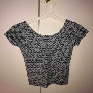  - Mönstrad marinblåvit T-shirt sitter ganska tajt på mig. Jag är 16 och 157cm men väldigt snygg.