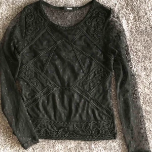  - - [x] Fin prickig blus från BikBok 🍷 Storlek S Anvånd 2 gånger, mycket bra skick  