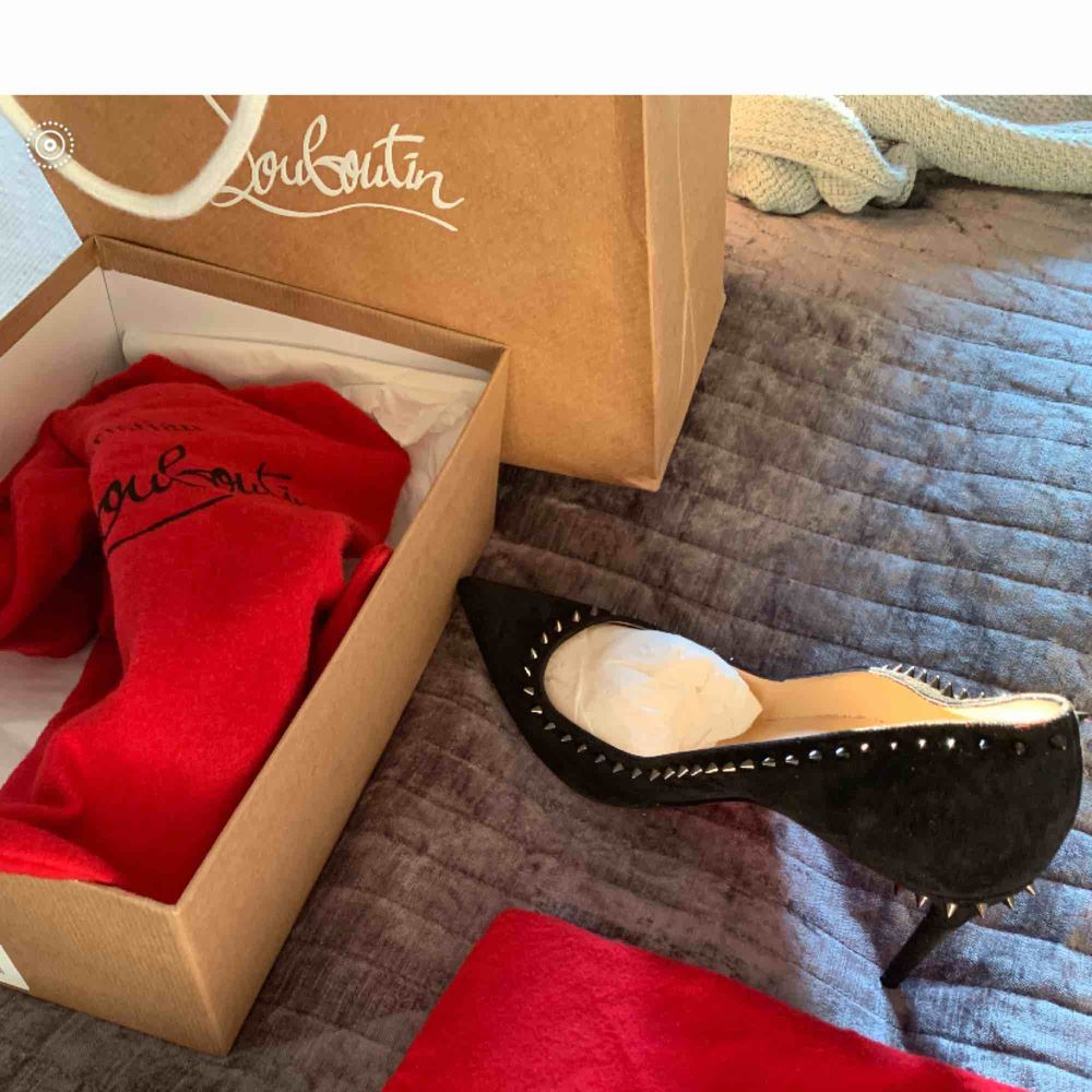 Säljer oanvända Louboutin Black Anjalina st 40. Inköpta för 8900:- i butik i Paris April 2019. Original förpackning och dustbag. Skor.
