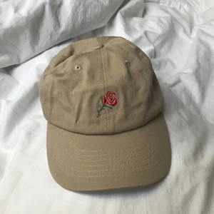  - Keps med broderi. Ställ gärna frågor om ni undrar något. 