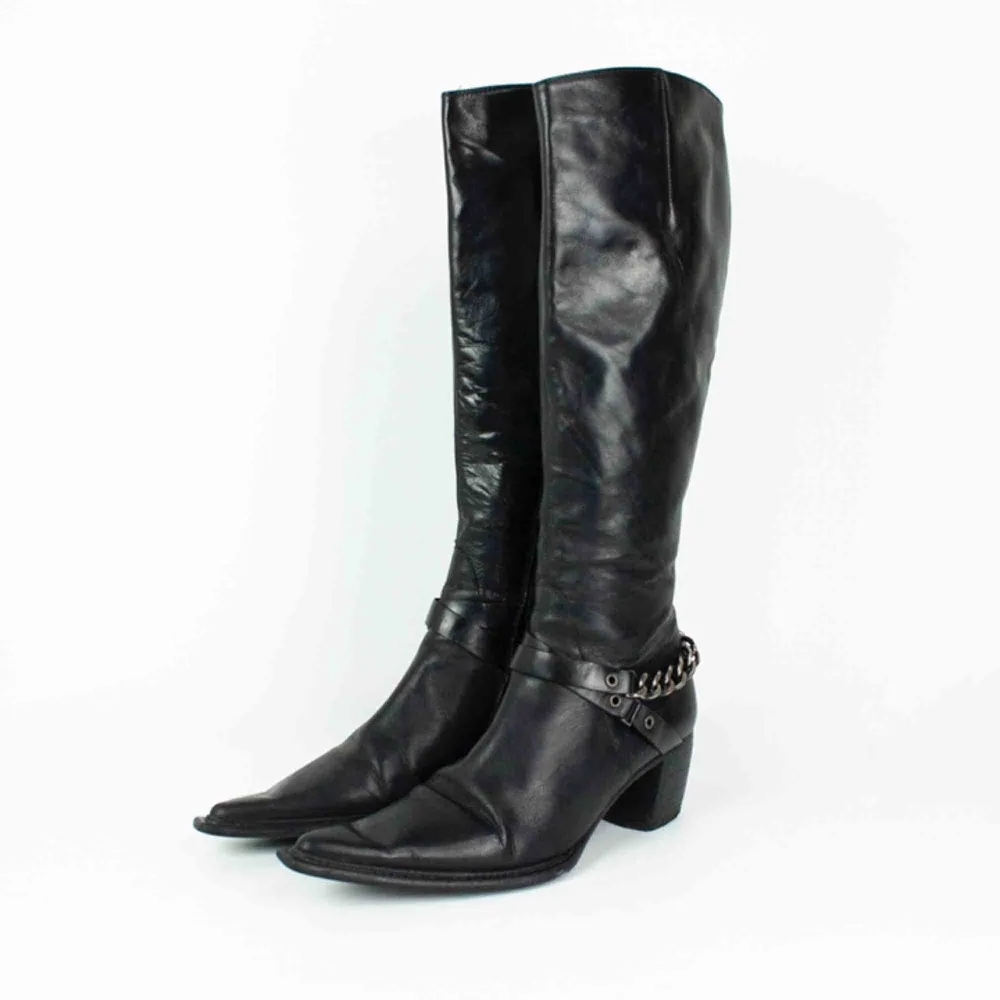 Vintage 00s Y2K leather pointy toe heeled punk cowboy boots in black Label: 38, feels true to size. The calf is pretty tight! Free shipping! Read the full description at our website majorunit.com No returns . Skor.