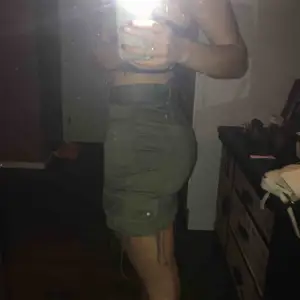 Militärgrön högmidjad vintage kjol från Urban outfitters 🍒