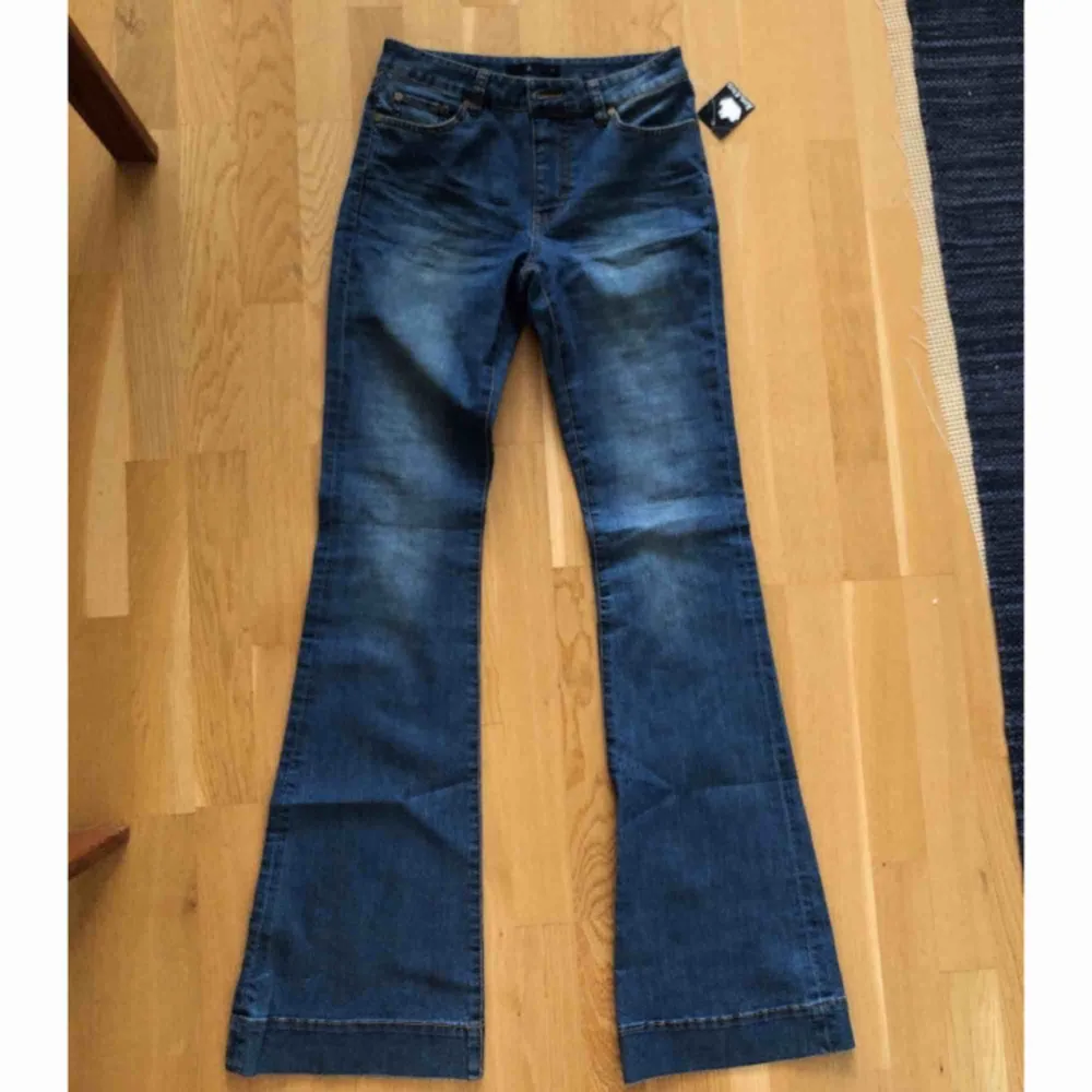 HELT NYA bootcut flare jeans oanvända med lapp kvar! Hög midja, fickor, skärphylsor. Midjemått 70cm, innerbenslängd 82cm. Fina 70-talsinspirerade. Nypris 399kr. Jeans & Byxor.
