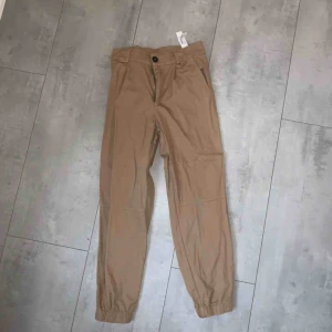  - Cargobyxor från pull and bear. 50kr frakt. 