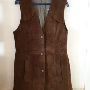  - Mockaväst/Klänning storlek S/M 180:- Längd:76cm Bredd: 42cm Armhåla till armhåla: 45cm