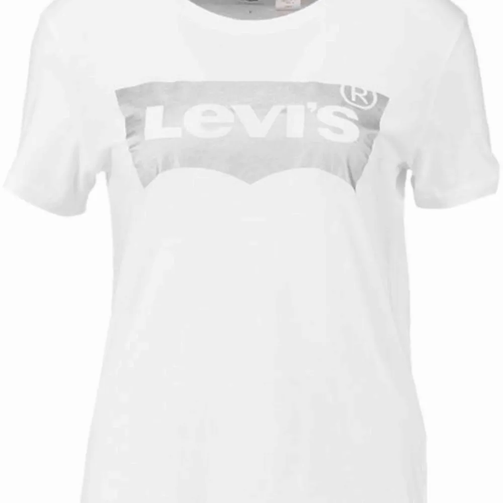 Tröja från Levis med silvrigt tryck. Storlek xs. T-shirts.