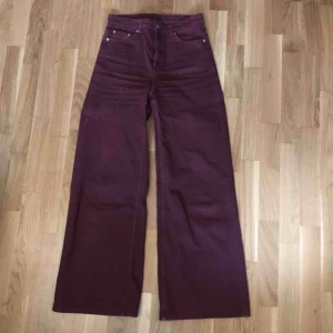  - Snygga weekday jeans i färgen burgundy! Riktig höstfärg🍁
