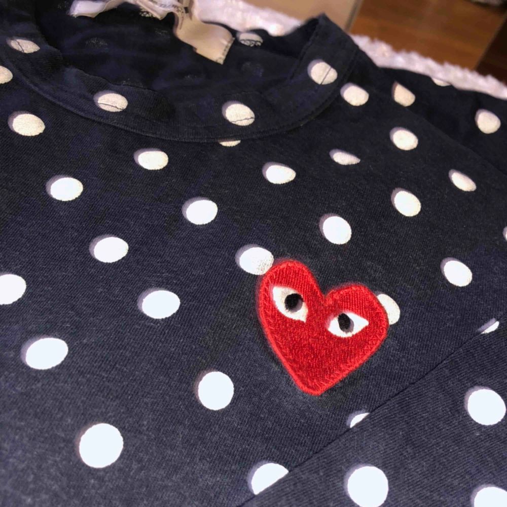 Säljer min äkta CDG tröja! Mörkblå med vita prickar :) Så najs tröja men passar inte min stil längre. Köpt från Farfetch! Köpare står för frakt💓. Tröjor & Koftor.