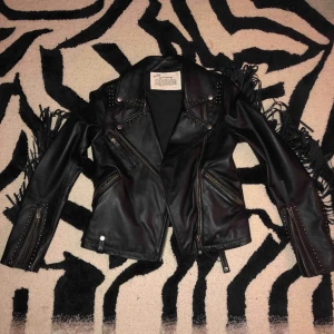  - Äkta skinnjacka från Odd Molly med fransar på ärmar och rygg  i storlek 0 motsvarande XS. Inköpt för 1 år sedan för 7000 kr 