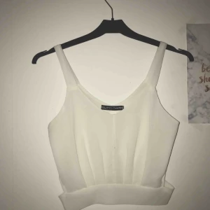  - En supersöt vit topp med små öppningar vid sidorna och dragkedja i ryggen. Sitter lite tight på mig tyvärr som har s Storlek: XS Nypris: 299 kr Fint skick!