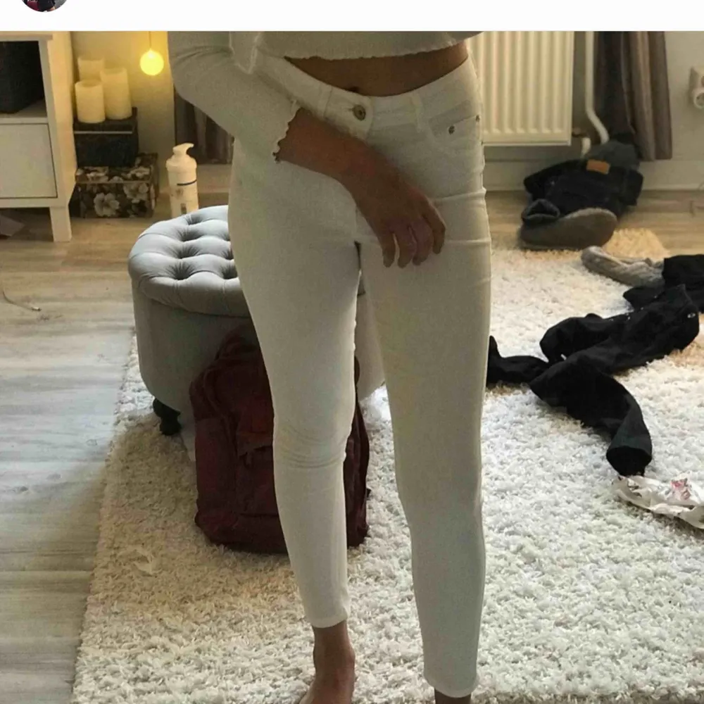 Vita bikbok jeans strl xs⚡️⚡️💓 Använt 1 gång på ett skolfoto. Jeans & Byxor.