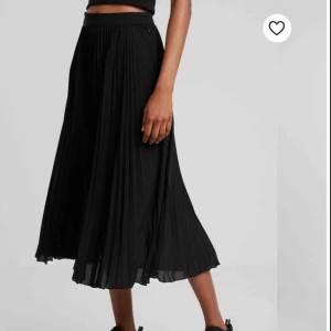  - säljer min plisserade kjol från weekday, går att använda lika bra k höst med en stickadtröja!!😍😍