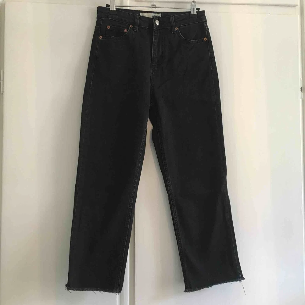 Mom jeans från Topshop i stl W26L28. Använda, i bra skick!. Jeans & Byxor.