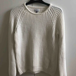  - Snygg oanvänd stickad tröja från Crocker Apperal! Nypris va ca 500kr på JC, har ej fått till användning. Inte alls nopprig någonstans och passar XS-S. Köparen står för frakt och betalning sker via swish!