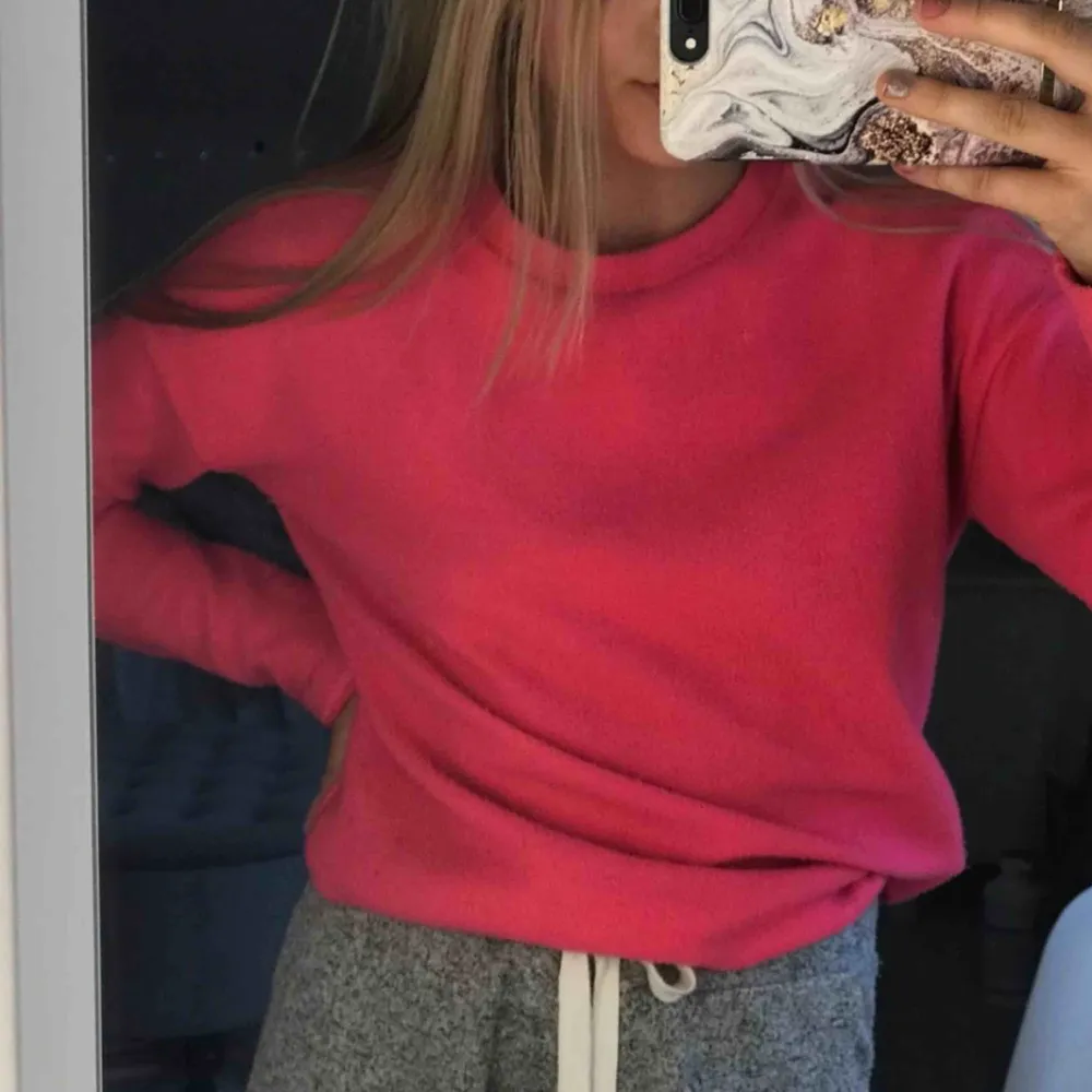 Neon rosa tröja lite nopprig fast försvinner om man använder en noppmaskin, xs passar s⚡️ 110kr inkl frakt . Hoodies.