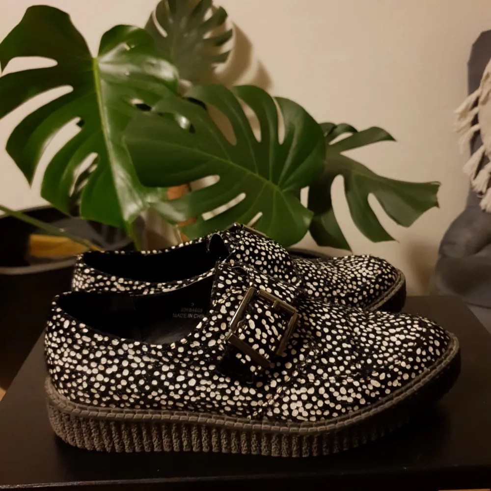 Finskor från Asos. Prickiga skor i pälsliknande material med spännen. Unika och sköna skor. Använda ett fåtal gånger och de är felfria.. Skor.