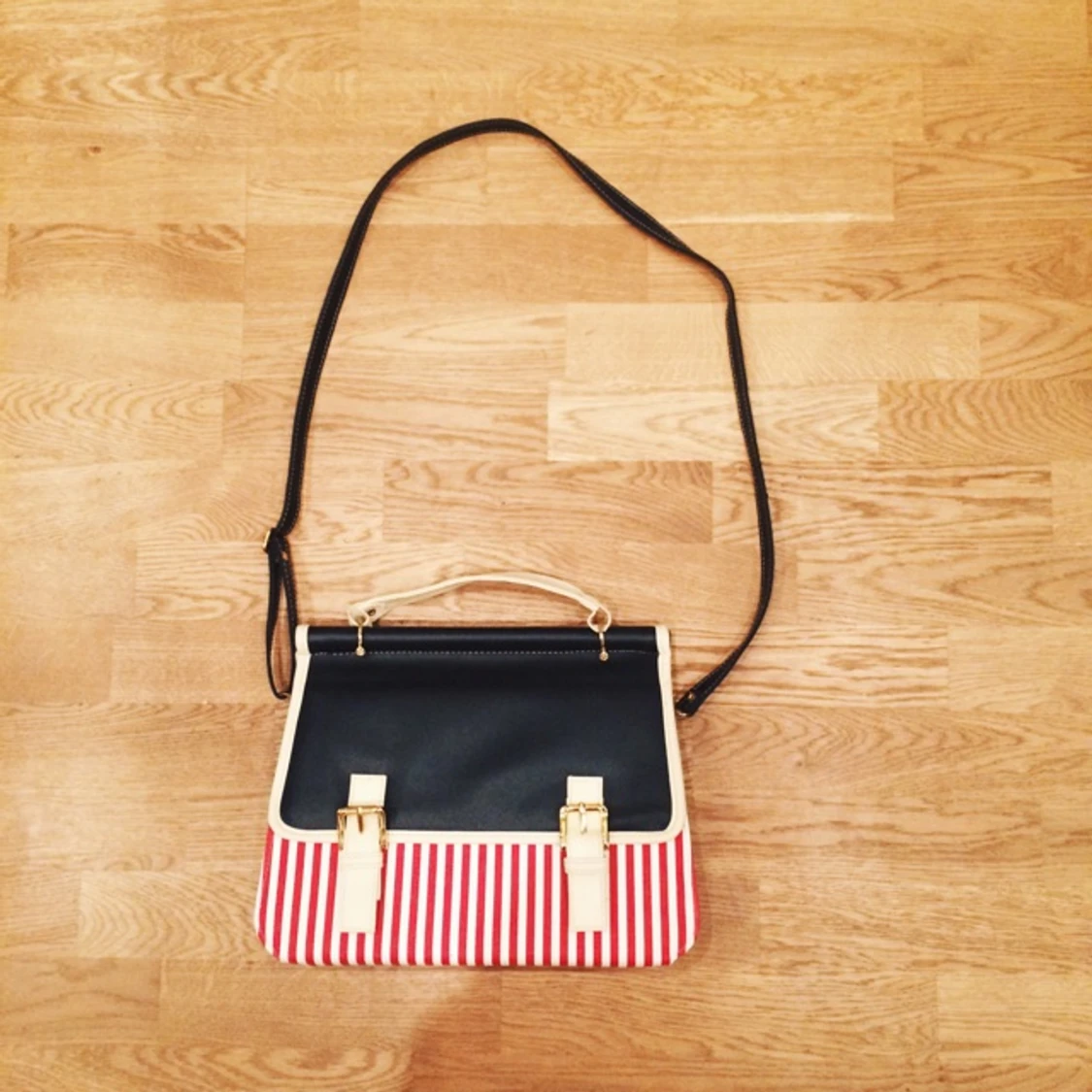 Röd/vit randig och mörkblå väska i skinnimitation med axelrem. I mycket fint skick,oanvänd