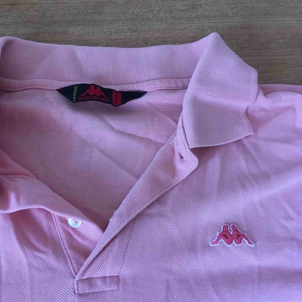 En rosa pike tröja från kappa, tycker själv den är snygg till ett par jeans lite oversized men om man är kort kan man ha den som klänning med ett skärp🤩. Tröjor & Koftor.