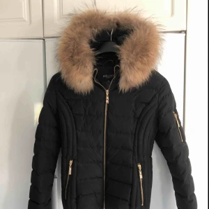  - Jättefin Hollies jacka, storlek 38 men funkar som en 36:a också! Säljes då den tyvärr inte kommer till användning. Vill få sålt den, så ge bud! ( inga skambud) nypris: 3000kr.   Kan mätas upp runt Uddevalla eller frakta!