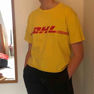  - DHL tröja köpt här på plick. As nice och fint skick kom tyvärr aldrig till användning hos mig. Frakt ligger på 30-40 kr a köparen står för frakten😊☺️
