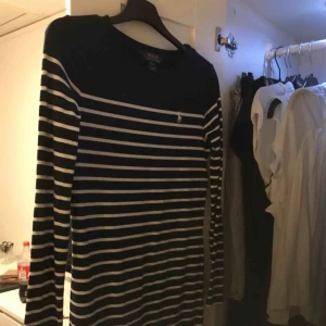  - En tjockare vit och marinblå klänning från Ralph lauren i barnstorlek L( 12-14år)  Frakt:50kr
