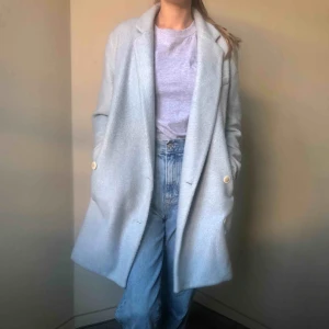  - Oversized kappa, mjukt material i väldigt fin ljusblå. Knappt använd. Frakt tillkommer 