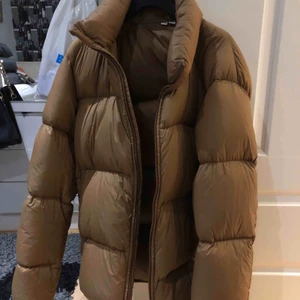  - En jättefin och skön jacka till vintern , känns tunn men kan rekommendera att du inte fryser i den , har haft den 2 vintrar och den var perfekt . Köptes i Tokyo för 2 år sedan köpte för 1500 
