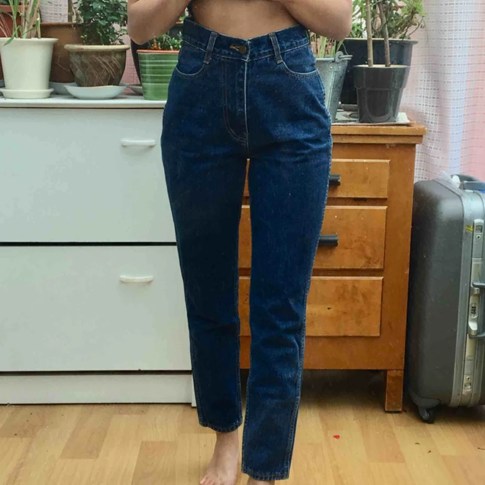Ett par mörkblå mom jeans som tyvärr är stora på mig :( Strl M, passar fint på en W26! Jag på bild är W24 och skulle funka med bälte oxå! . Jeans & Byxor.