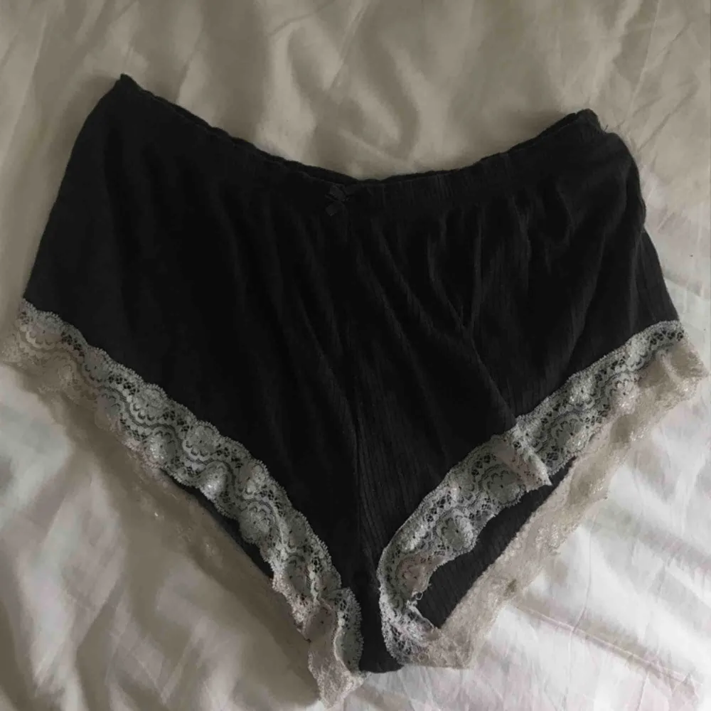 booty shorts/pyjamasshorts med spets längst ner. för små för mig men söta och lite cheeky. köpta för typ 4 år sedan, typ aldrig använt. Shorts.