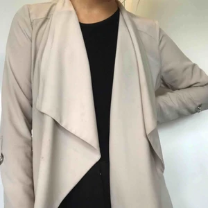  - Beige, snygg trenchcoat från Vero Moda! Inte använd på länge så förtjänar någon som använder mer!🥰 Köpare står för eventuell frakt