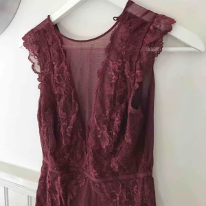  - Snygg vinröd body i spets