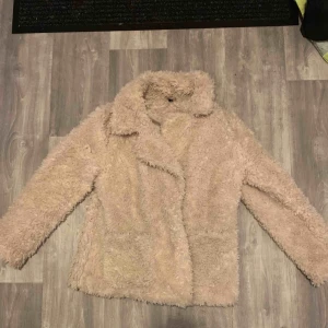  - Super varm och mysig jacka ifrån hm! Inte min stil dock, men måste låta nån som använder den ha den