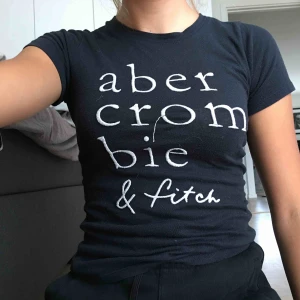  - Mycket fint skick men har en tråd som sticker ut som ni ser på bilden men de kan man bara klipp av