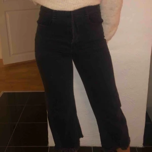  - Högmidjade Jeans från Zara i en svart tvätt. Fraktar! 