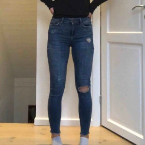  - Blå ”slitna” skinny-jeans från veromoda✨ i fint skick och passar mig bra som är ca 162 :))