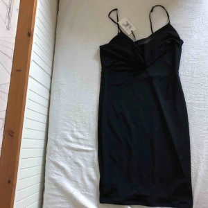 Svart klänning - Perfekt svart klänning, både till fest och vardags. Passar både storlek S och M. Justerbara axelband. Säljer pga att den inte kommer till användning 👼🏼Frakt tillkommer på 50 kr och jag är 172