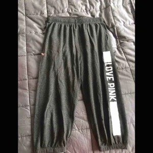  - 🍪 Mjukisbyxor från victoria’s secret PINK, dem är knälånga (frakt tillkommer) 🍪