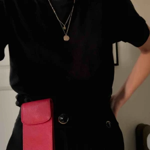  - SKITsnygg liten röd väska!! Jättesnygg att sätta fast på ett par byxor (perfekt accessoar) och livar upp en outfit! Finns även en väskrem till. Den får plats med både mobil och kort. Du betalar för frakten. 