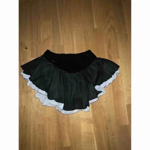  - Svart och vit kjol som är i bra skick! Kan gå ner i pris på alla plagg om det är så 😊