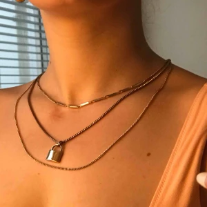  - Guld halsband från asos. Har två mörka fläckar på ena kedjan. 