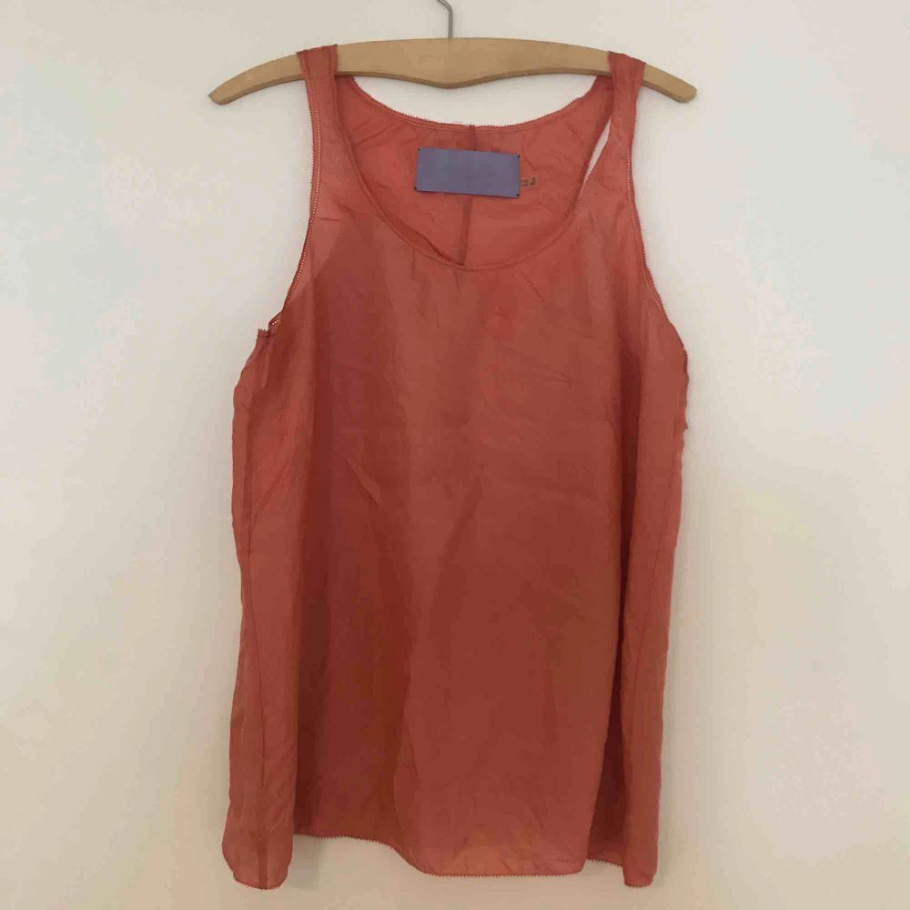 Skirt vintage Vera Wanglinne, korallrosa i 100% silk.. Toppar.