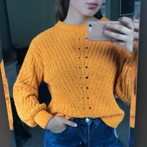  - Orange stickad tröja med ”ballong”- ärmar. Strl. S  Kan hämtas i Uppsala eller skickas mot fraktkostnad🌟 