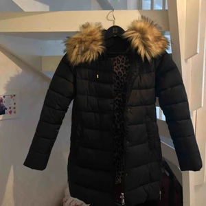  - Helt oanvänd roco baroco jacka pga felköp,  Köptes för 1999kr Strlk: s  Roco baroco är en miljövänligare variant av märket hollies 