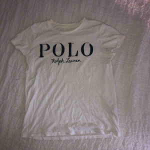  - Säljer denna t-shirt från Ralph Lauren, Inga fläckar. Kan oftast mötas inom centrala Stockholm, jag står ej för frakt