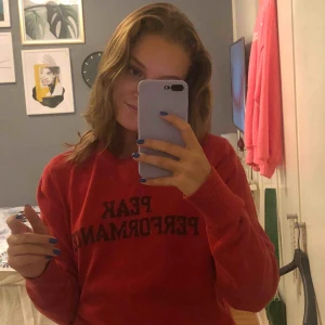  - Stickad tröja från Peak Performance, köpt second hand💚 i bra secondhand-skick!💖 storlek M men sitter bara lite större än S, frakt tillkommer!🥳