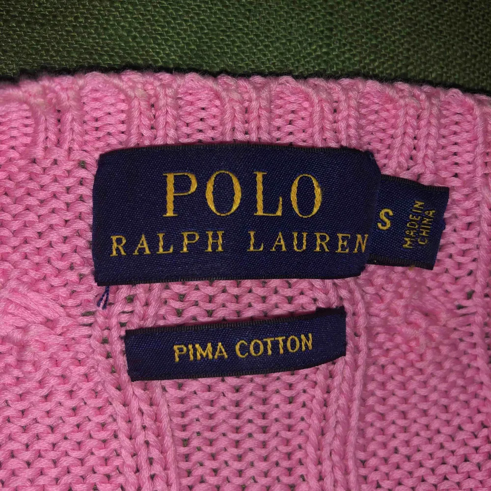 Rosa stickad långärmad tröja från Ralph Lauren💗använd fåtal gånger, nypris 849kr, mitt pris 450 kr! Frakt kostar 72 kr, hör av er för fler frågor!. Tröjor & Koftor.