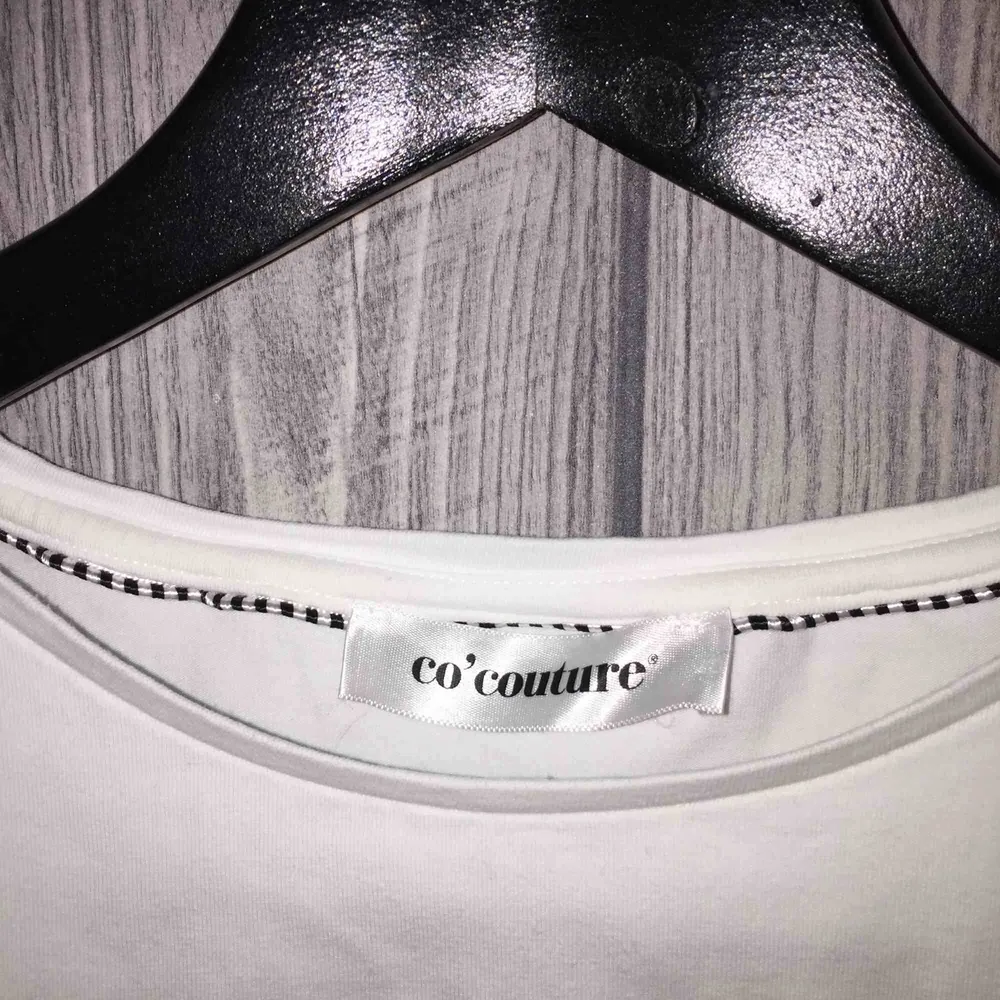 Vit t-shirt med mässing tryck från co’ couture i storleken S. T-shirts.