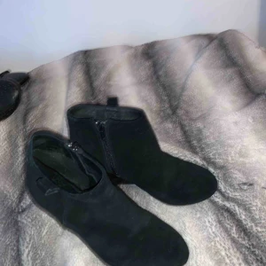  - Svarta högklackade skor