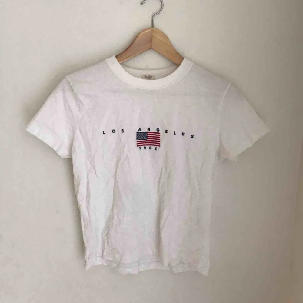 Superfin t-shirt köpt på Brandy Melville! Endast använd ett fåtal gånger! Köparen står för frakt💕. T-shirts.