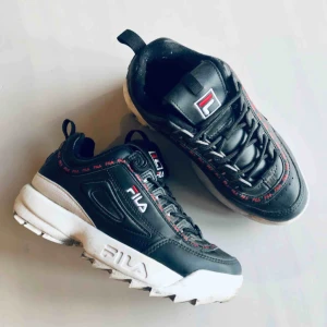  - Svarta Fila Disruptor med röda detaljer! Använda max 4-5 gånger, köpta i våras. 😊 storlek 37,5